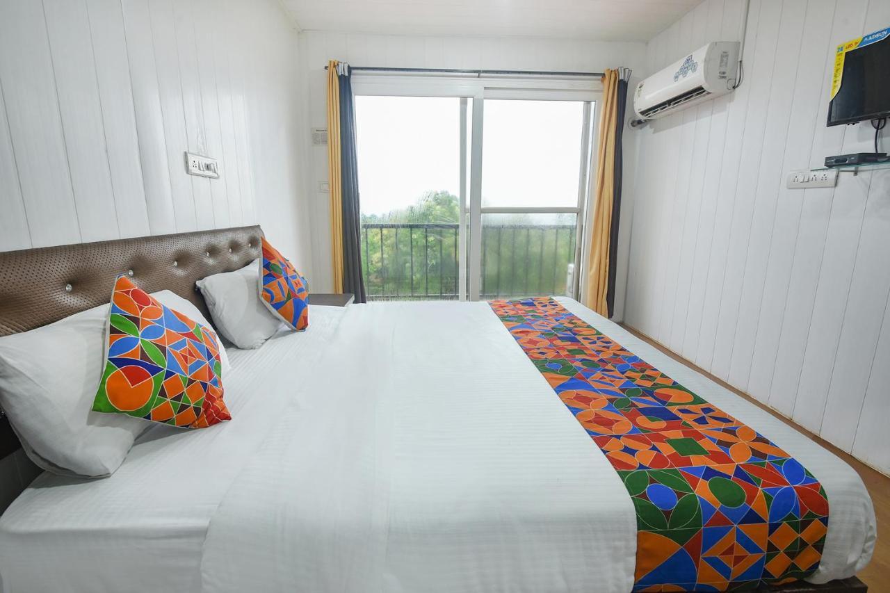 Fabexpress Vincy Palace, Mandrem Beach Hotel Exterior foto