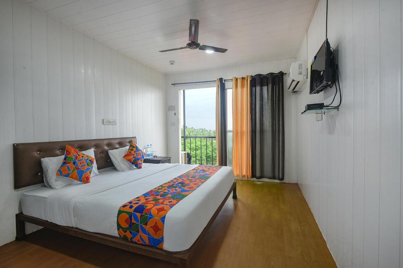 Fabexpress Vincy Palace, Mandrem Beach Hotel Exterior foto