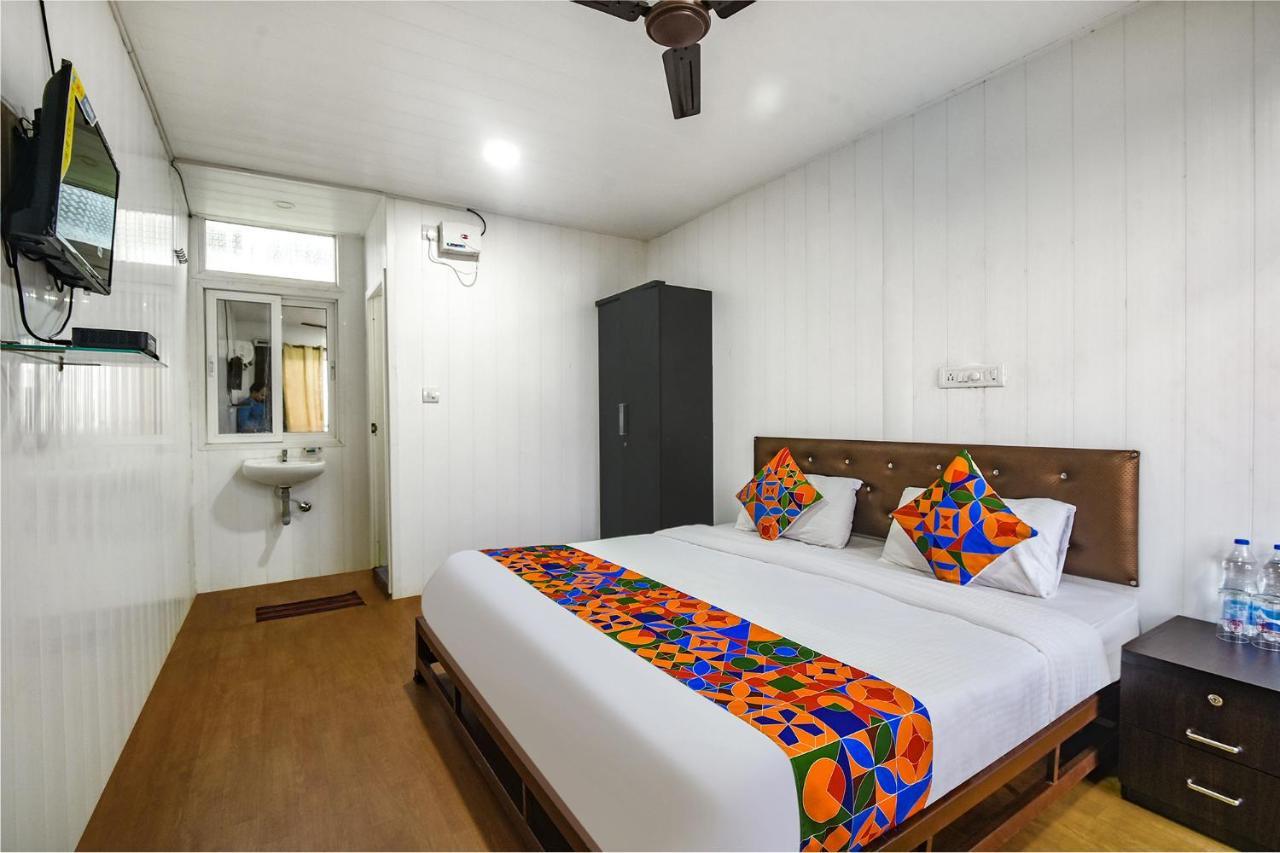 Fabexpress Vincy Palace, Mandrem Beach Hotel Exterior foto