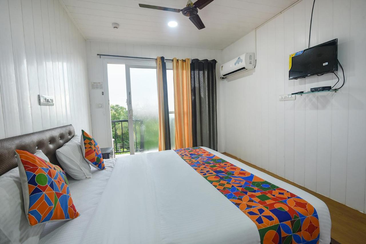Fabexpress Vincy Palace, Mandrem Beach Hotel Exterior foto
